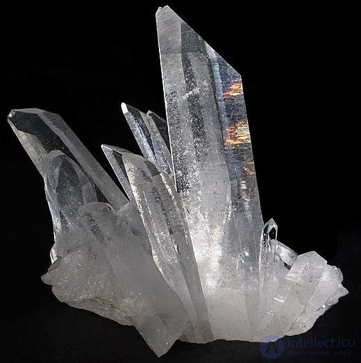 Quartz resonator.  Design.  The principle of operation and properties